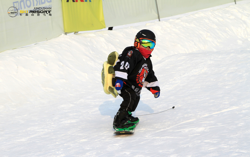军都山滑雪场第八届burton儿童单板体验日活动 悦享童年